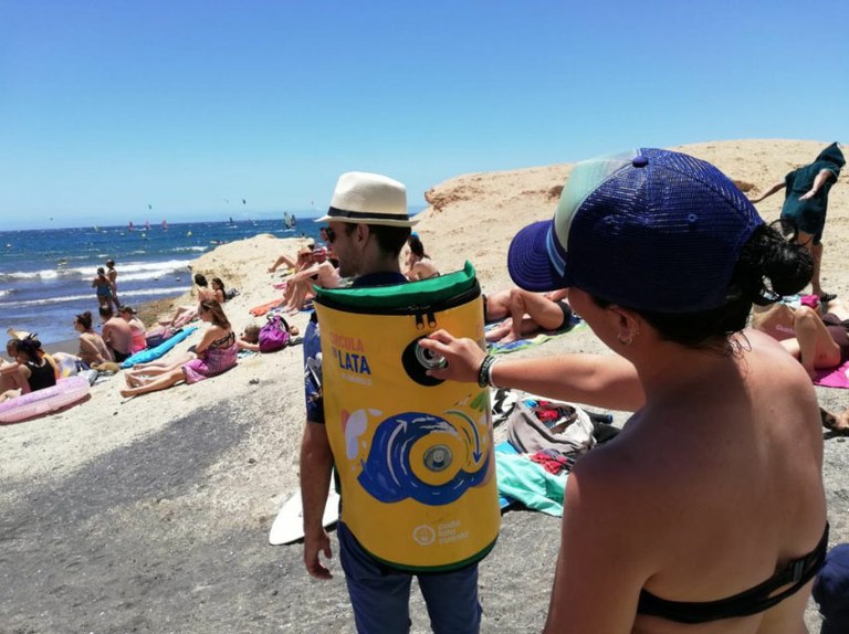 La campanya “Fes circular la teva llauna al groc” arriba a les platges de Cambrils.
