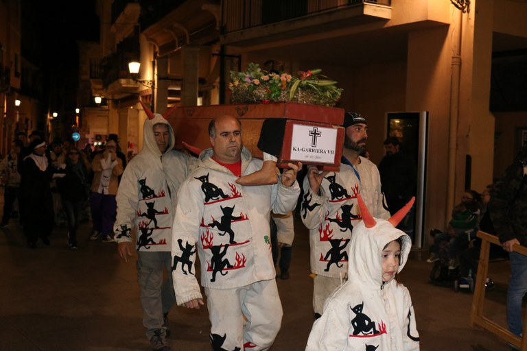La lectura del testament de la reina Ka-Garriera VIIa posa punt i final al CarNACval de Cambrils 2016.