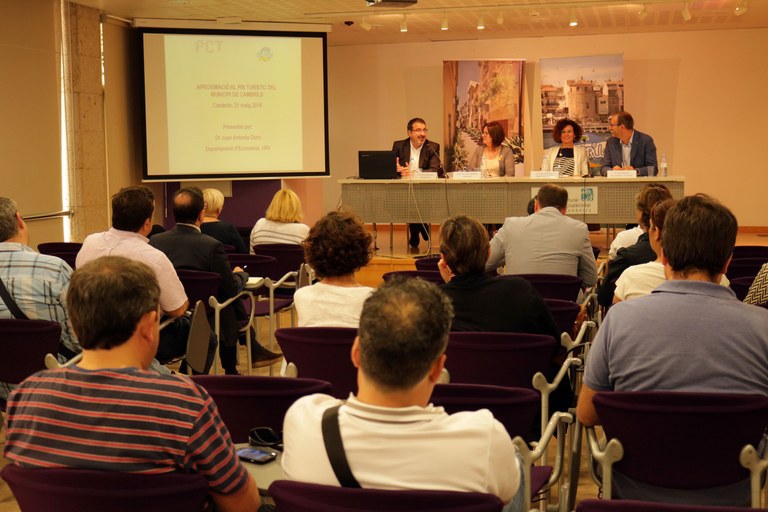 La meitat del PIB estimat de Cambrils del 2016 va ser generat pel turisme .
