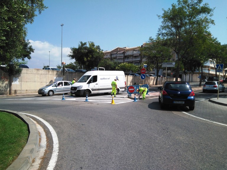 La Policia Local consolida la senyalització dels carrers Camí de la Creu, Tres Eres i Via Augusta.