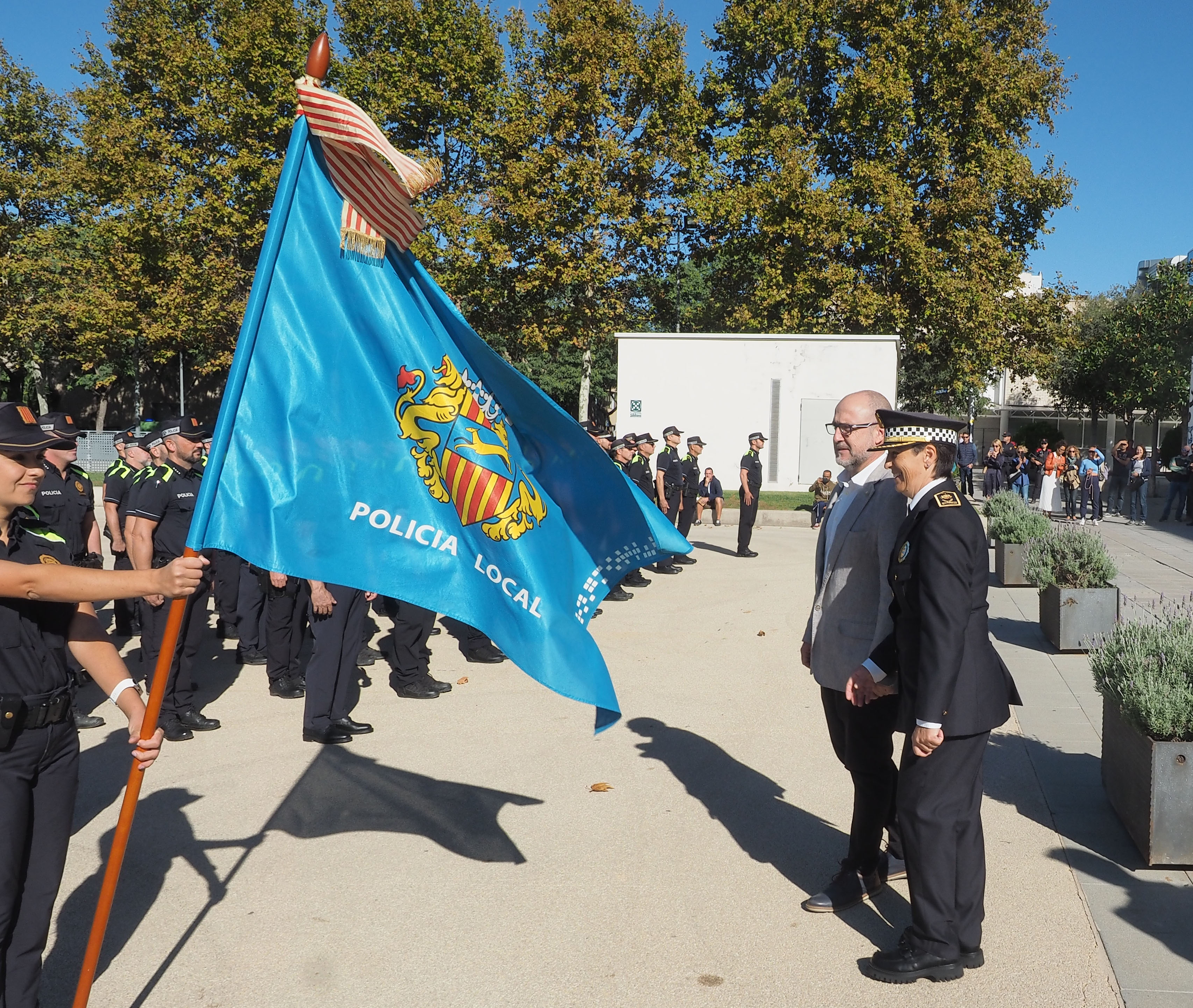 Rendiment d'honors a la plaça de l'Ajuntament