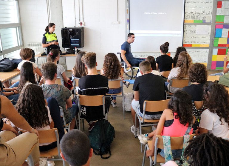 La Policia Local de Cambrils incorpora nous tallers sobre violència i medi ambient a l'oferta educativa.