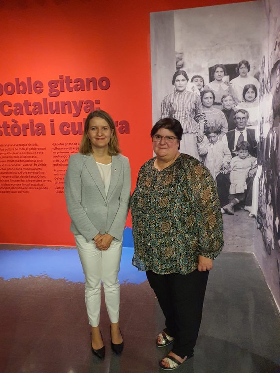 La regidora de Benestar Social de Cambrils assisteix a la inauguració de l’exposició “El poble gitano de Catalunya”.