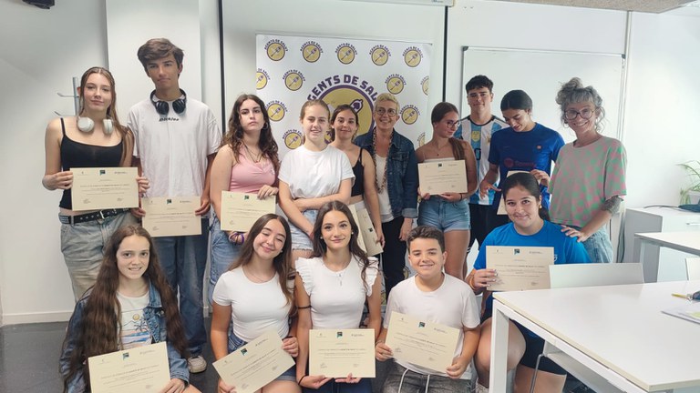 La regidora de Joventut de Cambrils lliura els certificats a 37 joves Agents de Salut.
