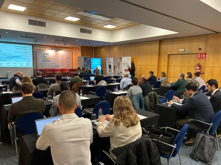 La regidora de Turisme de Cambrils participa en una jornada sobre la sostenibilitat dels establiments hotelers.