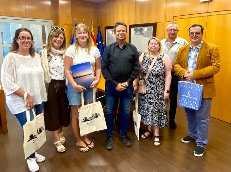 L'alcalde de Cambrils rep quatre docents de Polònia i Suècia acollits per l’Escola Guillem Fortuny.