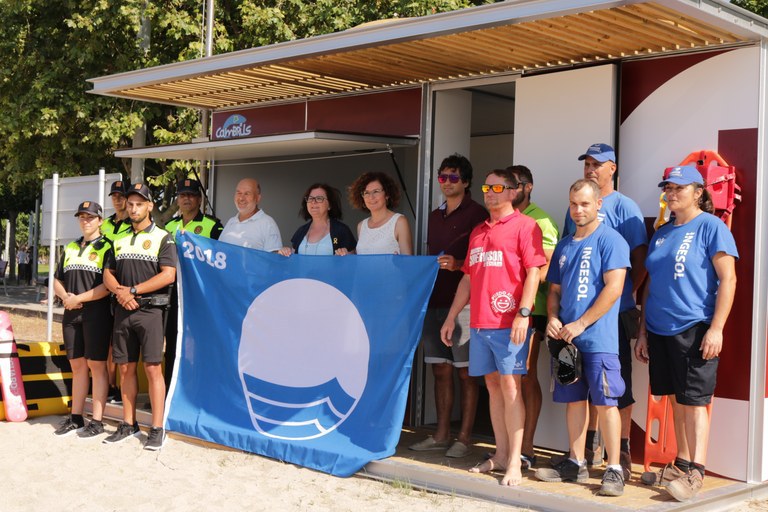Les banderes blaves ja onegen a les platges de Cambrils.