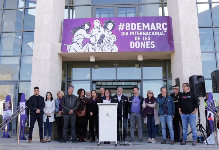 Manifest de l’Ajuntament de Cambrils en defensa dels drets de les dones .