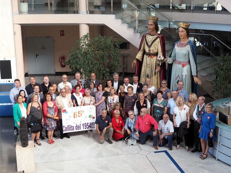 Més d’una trentena de cambrilencs i cambrilenques celebren el seu 65è aniversari .