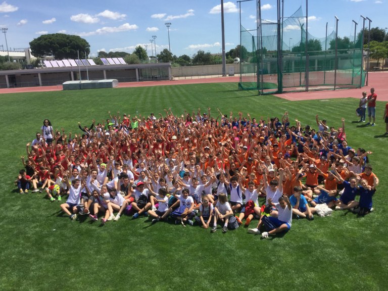 Més de 300 alumnes de cinquè de primària participen als II Jocs Esportius de Cambrils .