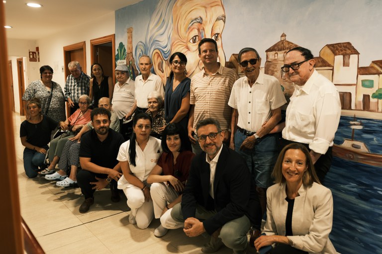 Persones grans de la residència Cambrils Suite creen un mural dins del projecte “Cultura, Salut i Benestar”.
