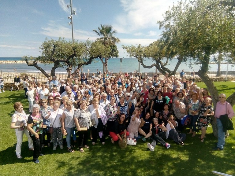 Prop de 200 persones participen en l’excursió de cloenda de les activitats esportives “Gent gran amb cor jove” de Cambrils.
