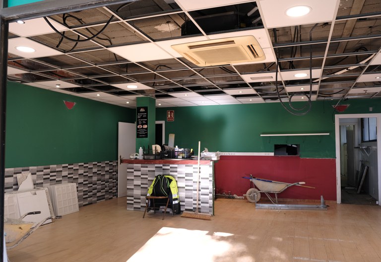 S’inicien les obres per convertir l’antiga cafeteria del pavelló de Cambrils en una sala d’entitats esportives.