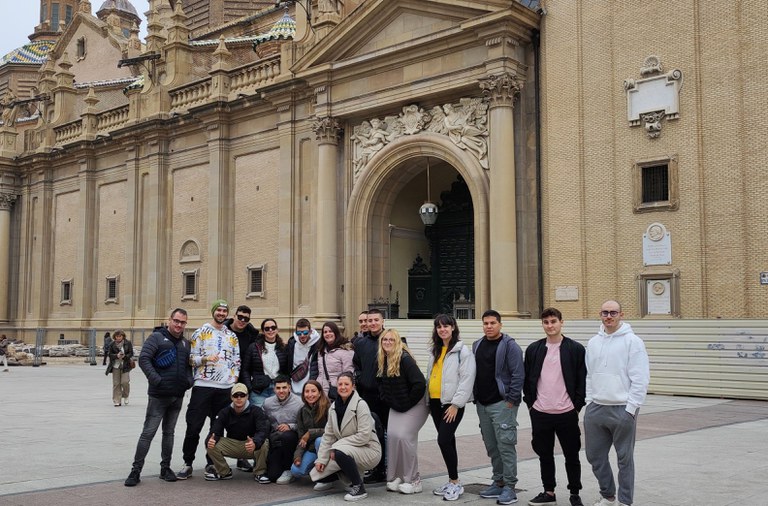 Un grup de joves de Cambrils gaudeix d’un cap de setmana cultural a Saragossa.