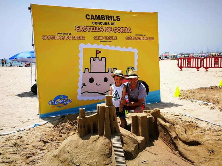Una vintena de famílies participen al segon Concurs de Castells de Sorra de Cambrils .