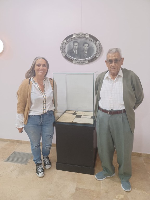 AMCAM. Fons Ajuntament de Cambrils. Núm. reg. 14772-02-07. Rafaela López i Josep Maria Calvo davant de la vitrina de les cartes dels germans Miralles.