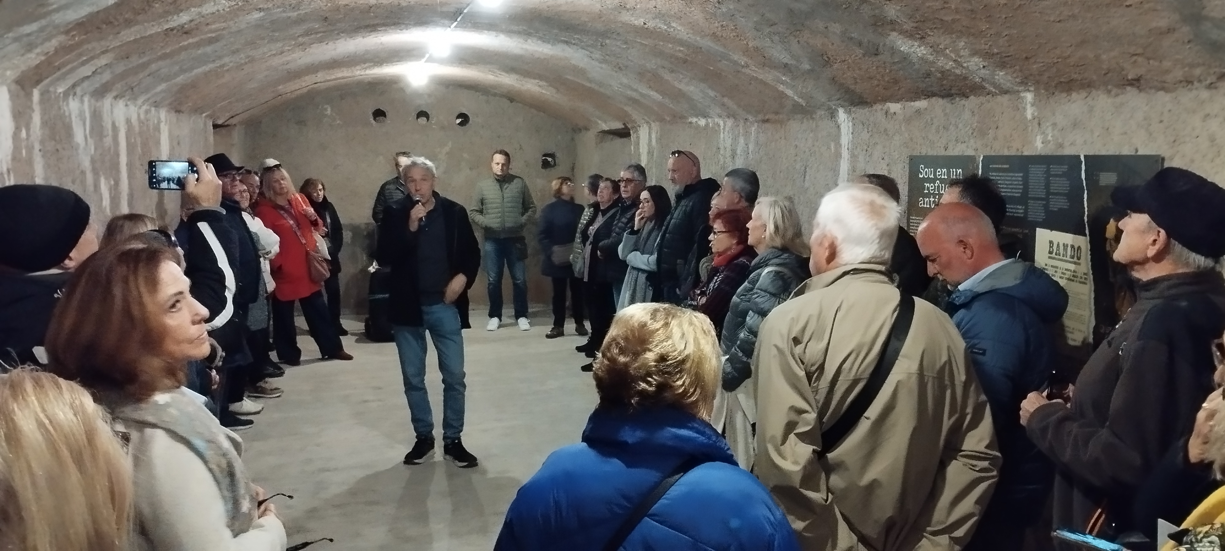 Visita al refugi de l'escola Renaixença. AMCAM. Reg. 14772-06-05