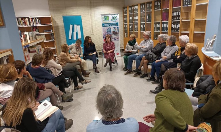 El primer Club de Lectura adult del 2024 es dedica a 'Confidències vora el Tàmesi' de Maria Lluïsa Amorós.