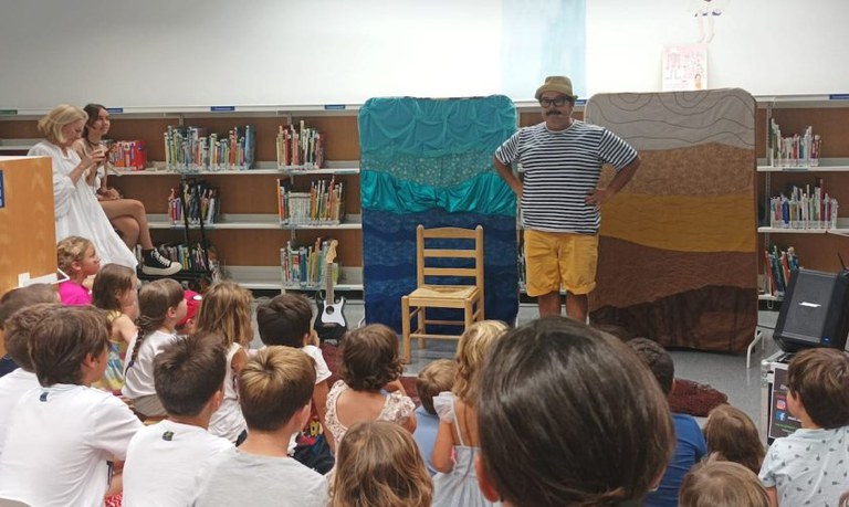 Una seixantena de nens i nenes van acudir a la lectura de "El pescador de Cambrils" | Cedida